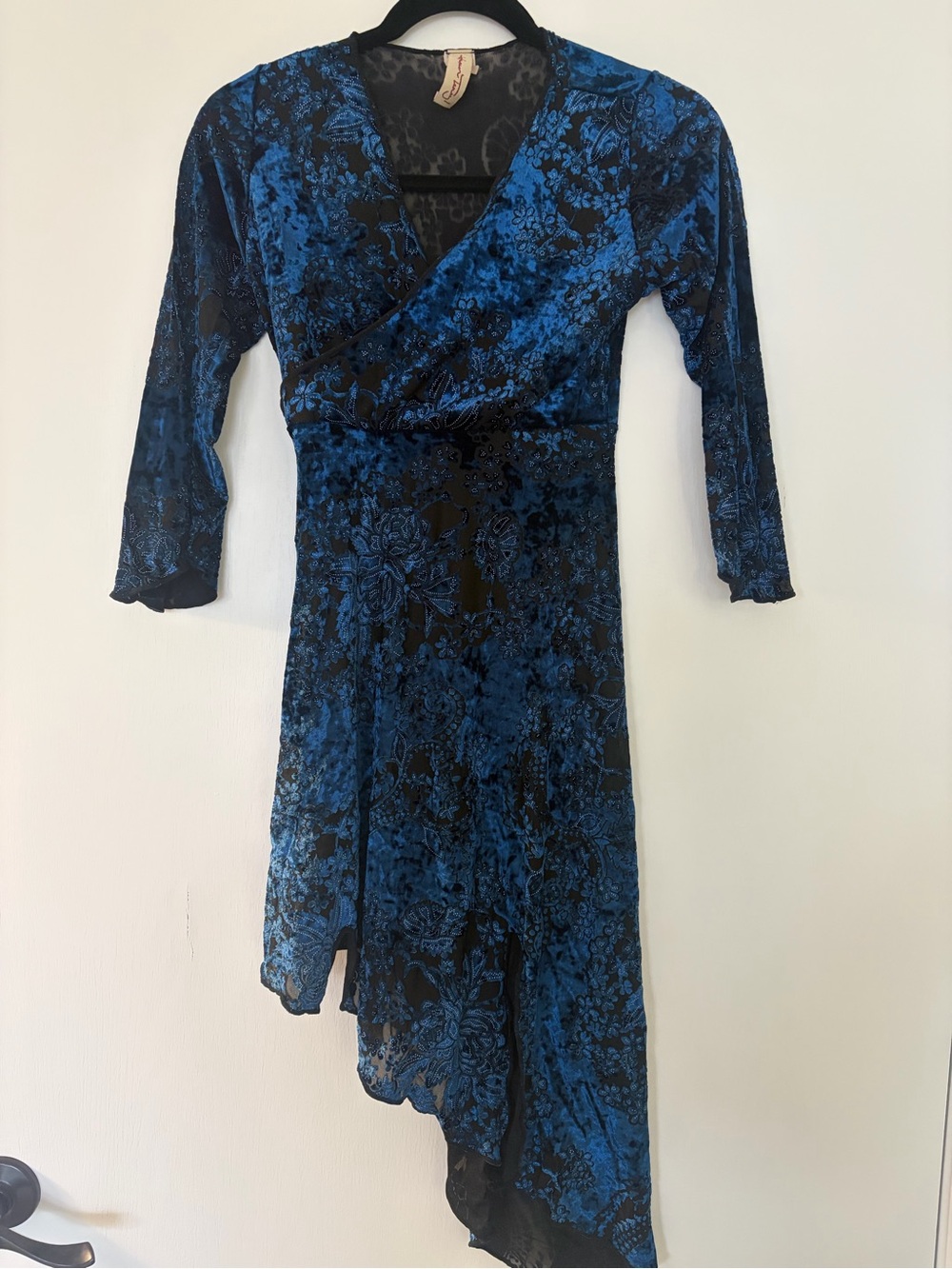 Vintage-Inspired Blue Floral Velvet Wrap Top